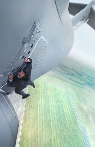 Mission: Impossible - Rogue Nation: Tom Cruise nei panni di Ethan Hunt in un momento da brivido del film