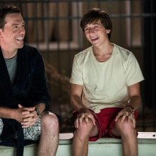 Come ti rovino le vacanze: Ed Helms sorride con Skyler Gisondo in una scena