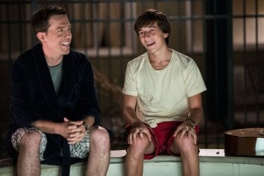 Come ti rovino le vacanze: Ed Helms sorride con Skyler Gisondo in una scena