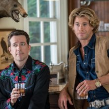Come ti rovino le vacanze: Ed Helms in una scena della commedia insieme a Chris Hemsworth