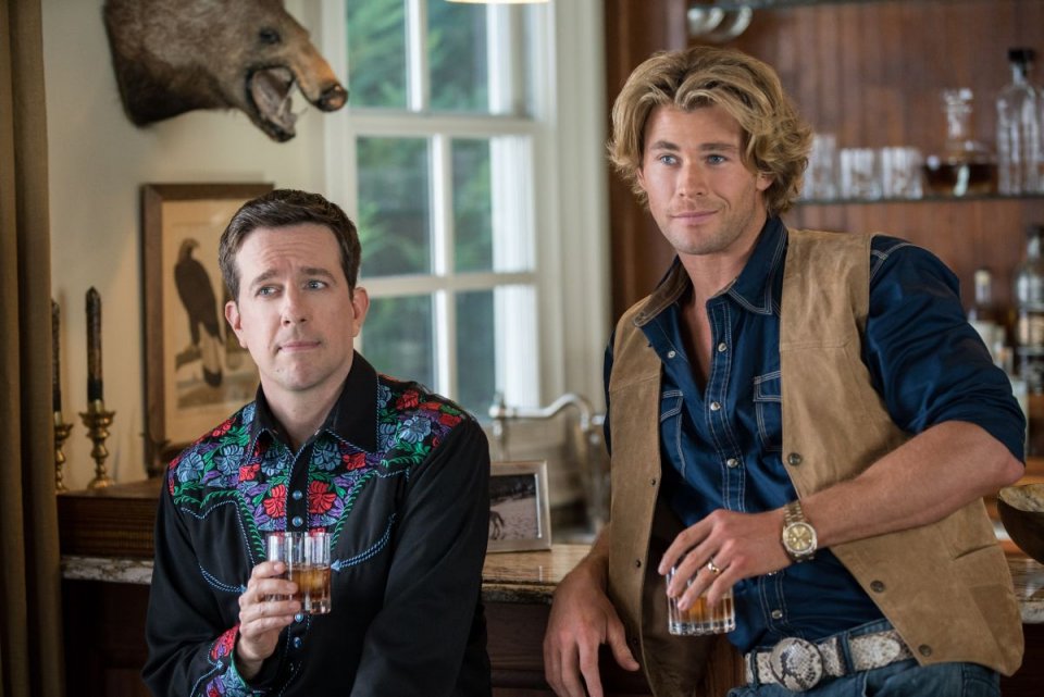 Come ti rovino le vacanze: Ed Helms in una scena della commedia insieme a Chris Hemsworth