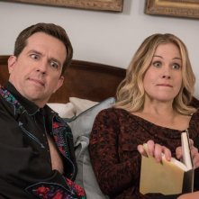 Come ti rovino le vacanze: Christina Applegate con Ed Helms in una buffa immagine della commedia