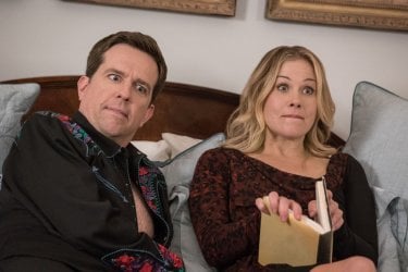 Come ti rovino le vacanze: Christina Applegate con Ed Helms in una buffa immagine della commedia