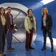 X-Men: Apocalypse - Rose Byrne, Nicholas Hoult, Lucas Till e Jennifer Lawrence in una scena del film diretto da Bryan Singer