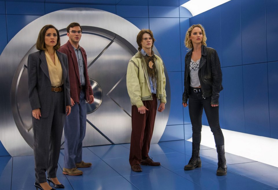 X-Men: Apocalypse - Rose Byrne, Nicholas Hoult, Lucas Till e Jennifer Lawrence in una scena del film diretto da Bryan Singer