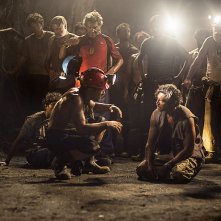 Los 33: Antonio Banderas seduto in terra insieme a un collega 