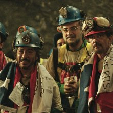 Los 33: Antonio Banderas e i colleghi con addosso la bandiera del Cile