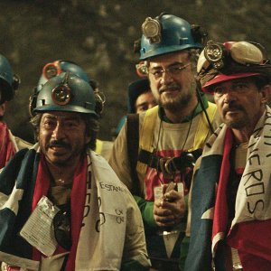 Los 33: Antonio Banderas e i colleghi con addosso la bandiera del Cile