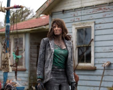 Ash vs. Evil Dead: Lucy Lawless in un'immagine della serie