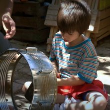 Asino vola: il protagonista Francesco Tramontana alle prese con un tamburo