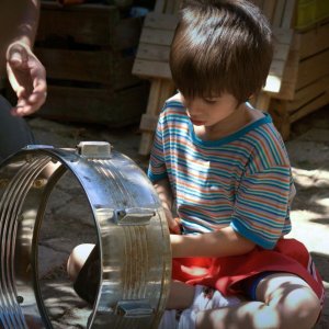 Asino vola: il protagonista Francesco Tramontana alle prese con un tamburo