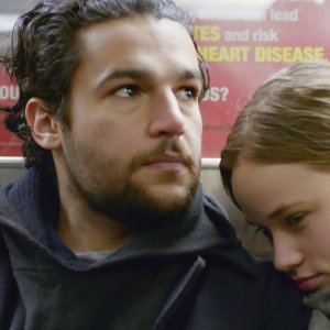 James White: Christopher Abbott e Makenzie Leigh in una scena