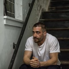 Southpaw - L'ultima sfida: Jake Gyllenhaal con gli occhi pesti seduto sugli scalini