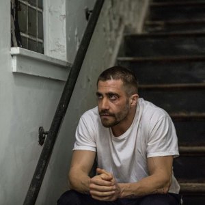 Southpaw - L'ultima sfida: Jake Gyllenhaal con gli occhi pesti seduto sugli scalini