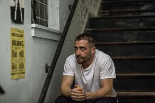 Southpaw - L'ultima sfida: Jake Gyllenhaal con gli occhi pesti seduto sugli scalini