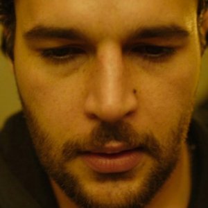 James White: un primo piano di Christopher Abbott