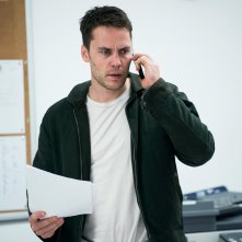 True Detective: Taylor Kitsch parla al telefono in una scena dell'episodio Black Maps and Motel Rooms