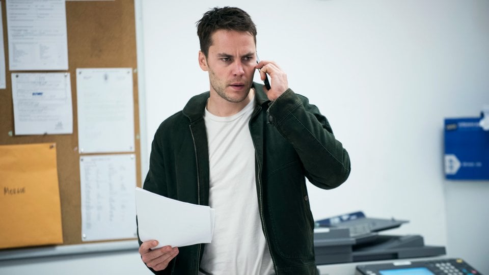 True Detective: Taylor Kitsch parla al telefono in una scena dell'episodio Black Maps and Motel Rooms