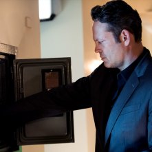 True Detective: l'attore Vince Vaughn apre una cassaforte nell'episodio Black Maps and Motel Rooms