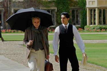 The Man Who Knew Infinity: Jeremy Irons e Dev Patel passeggiano per il campus