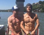 Stephen Amell e Jared Padalecki, via la maglietta per una buona causa