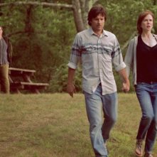 The Family Fang: Nicole Kidman e Jason Bateman si tengono per mano, seguiti con lo sguardo da Christopher Walken