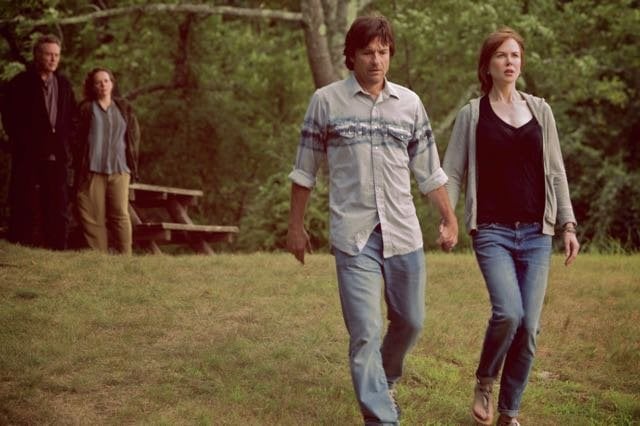 The Family Fang: Nicole Kidman e Jason Bateman si tengono per mano, seguiti con lo sguardo da Christopher Walken