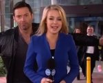 Hugh Jackman: photobomb di beneficenza in diretta tv