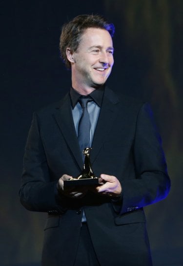 Locarno 2015: Edward Norton con in mano il Pardo d'oro offerto da Moet Chandon