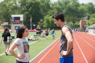 L' A.S.S.O. nella manica: Mae Whtiman e Robbie Amell in una scena del film