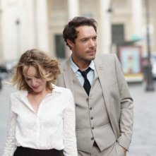 Love Is in the Air - Turbolenze d'amore: un fotogramma in cui Nicolas Bedos e Ludivine Sagnier camminano innamorati