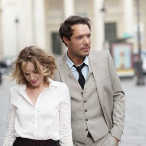 Love Is in the Air - Turbolenze d'amore: un fotogramma in cui Nicolas Bedos e Ludivine Sagnier camminano innamorati