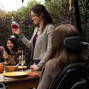 Qualcosa di buono: Hilary Swank (di spalle), Emmy Rossum e Stephanie Beatriz in un'immagine del film
