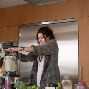 Qualcosa di buono: Emmy Rossum in difficoltà alle prese con un frullatore