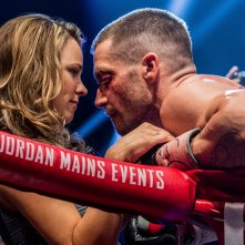 Southpaw - L'ultima sfida: Jake Gyllenhaal col volto tumefatto abbraccia sul ring Rachel McAdams
