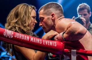 Southpaw - L'ultima sfida: Jake Gyllenhaal col volto tumefatto abbraccia sul ring Rachel McAdams
