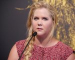Amy Schumer, la sua gag sull'insegnante porno è la più vista del SNL: 'Siete tutti perversi!'