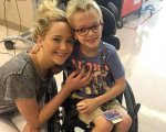 Jennifer Lawrence, la star di X-Men fa visita ai bimbi di un ospedale