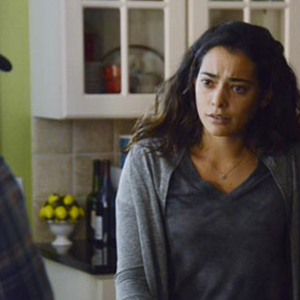 Secrets and Lies: l'attrice Natalie Martinez interpreta Jess Murphy in una scena della prima stagione