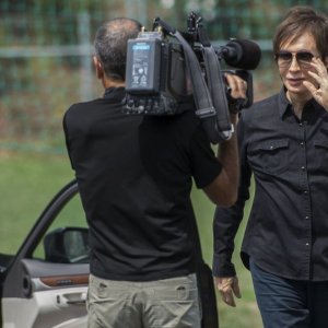 Michael Cimono preceduto da un cameraman al Festival di Locarno