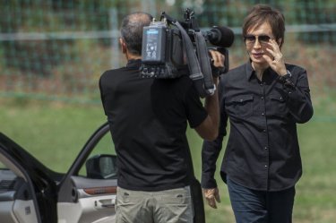 Michael Cimono preceduto da un cameraman al Festival di Locarno