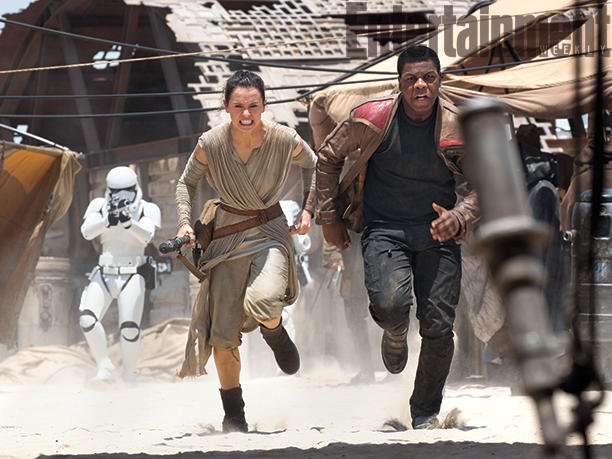 Star Wars: Episodio VII - Il Risveglio della Forza: Rey e Finn (Daisy Ridley e John Boyega) fuggono dal First Order