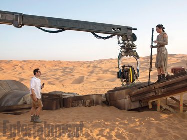 Star Wars: Episodio VII - Il Risveglio della Forza - J.J. Abrams e Daisy Ridley sul set