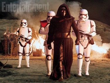 Star Wars: Episodio VII - Il Risveglio della Forza - Kylo Ren (Adam Driver) insieme agli stormtrooper