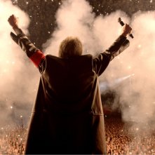 Roger Waters The Wall: Roger Waters (di spalle) in trionfo davanti al suo pubblico