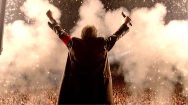 Roger Waters The Wall: Roger Waters (di spalle) in trionfo davanti al suo pubblico
