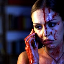 Stalking Eva: Ksenia Kapinos al telefono in un'immagine del film