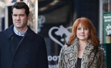 Difficult People: i due attori Billy Eichner e Julie Klausner in un'immagine tratta dalla prima stagione