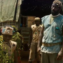 Beasts of No Nation: Idris Elba in una scena del film