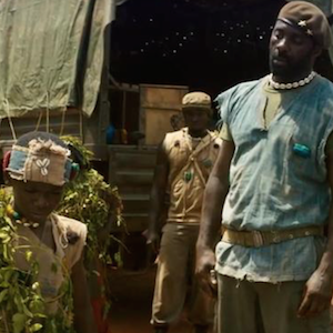 Beasts of No Nation: Idris Elba in una scena del film